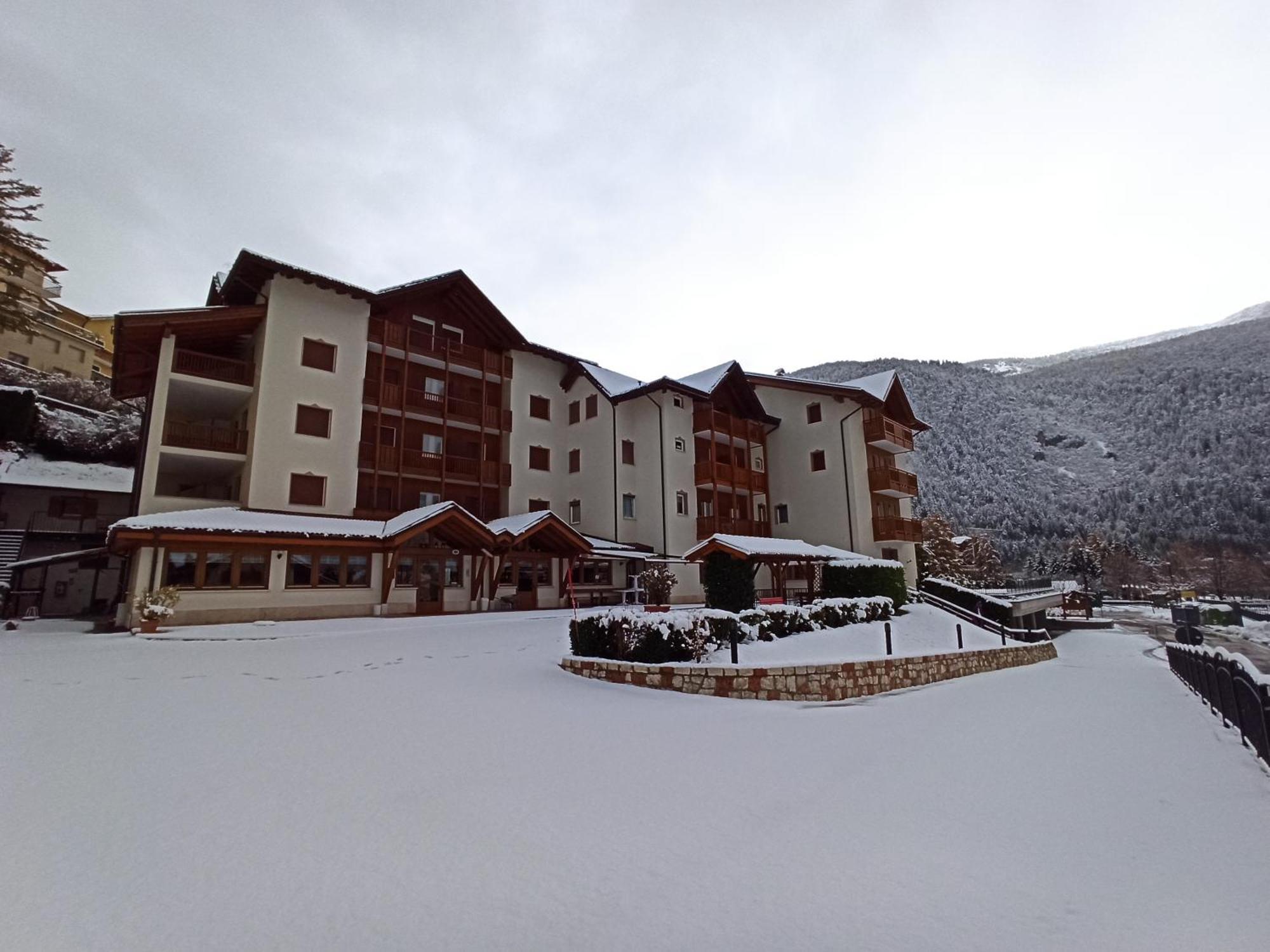Hotel Zurigo Molveno Exteriör bild