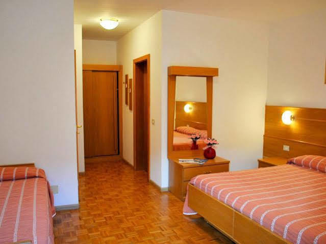 Hotel Zurigo Molveno Exteriör bild