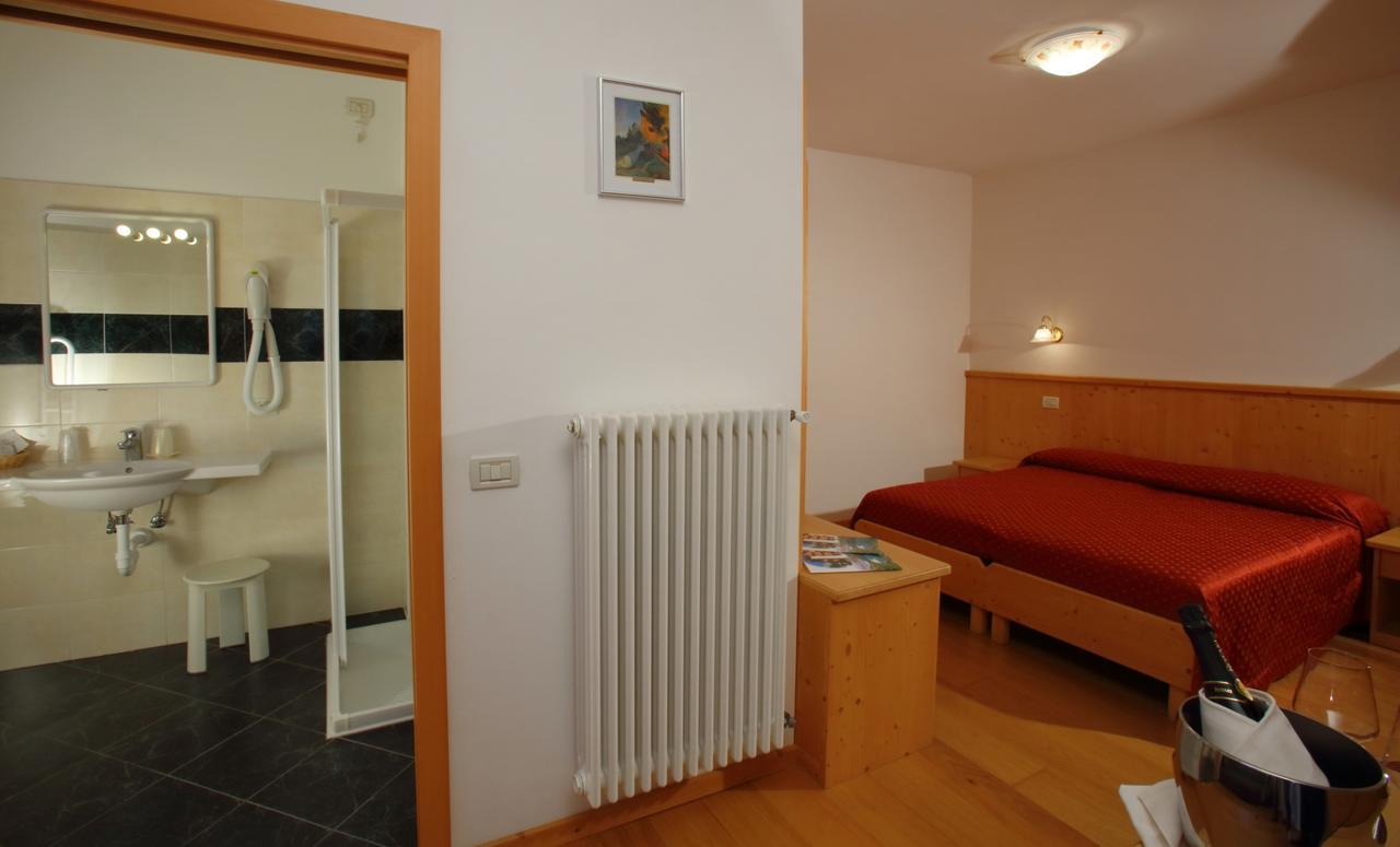 Hotel Zurigo Molveno Exteriör bild